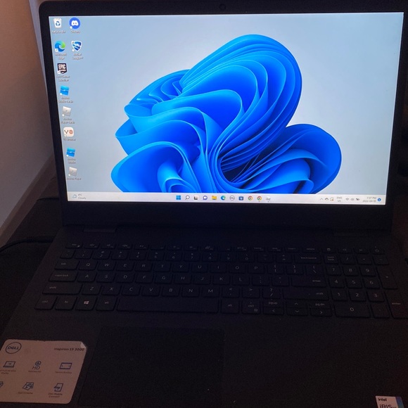 A laptop - Picture 1 of 4